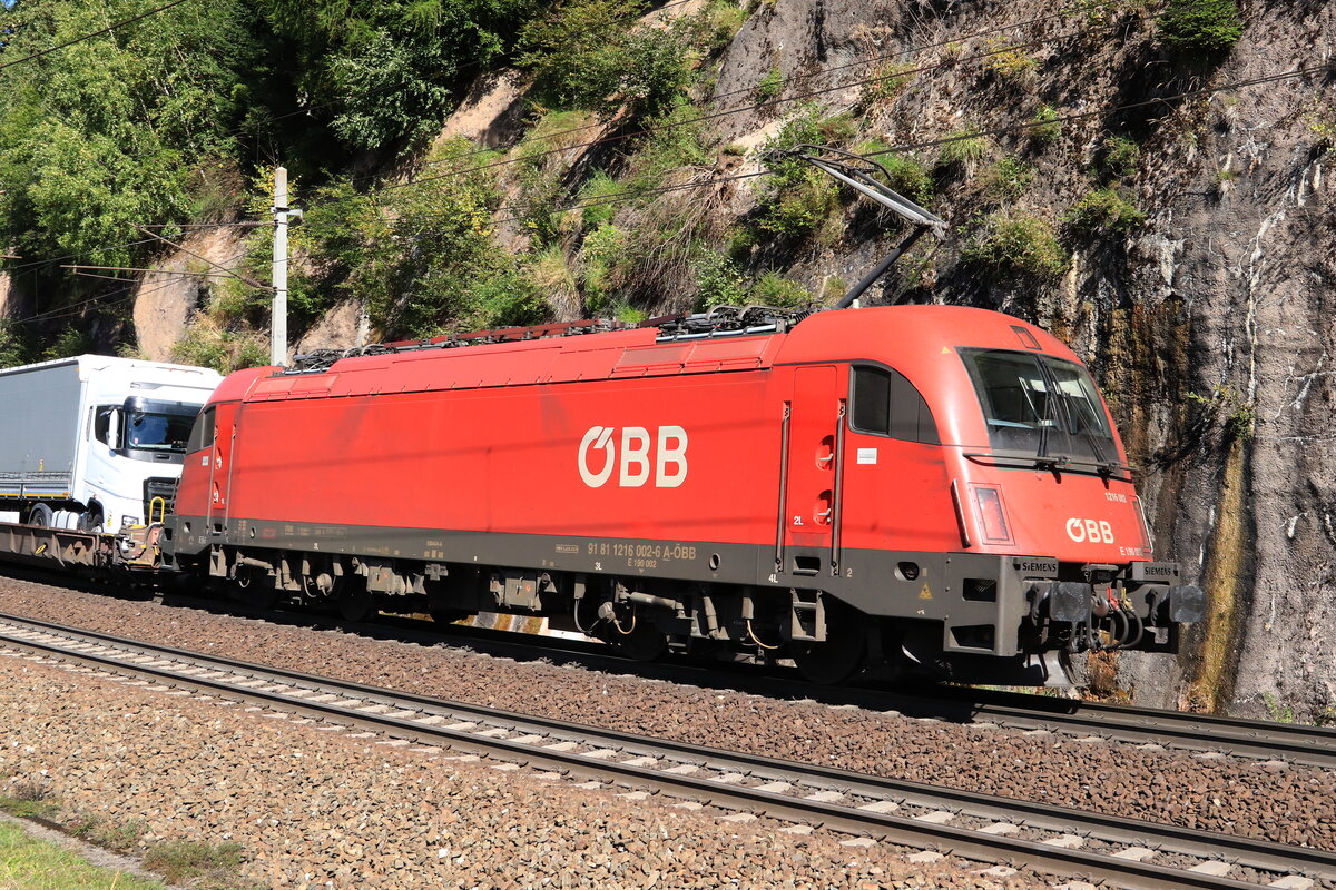 Lok-Portrait der ÖBB 1216 002-6 am Zugschluss einer ROLA. Aufgenommen bei Gries am Brenner am 25.09.2021