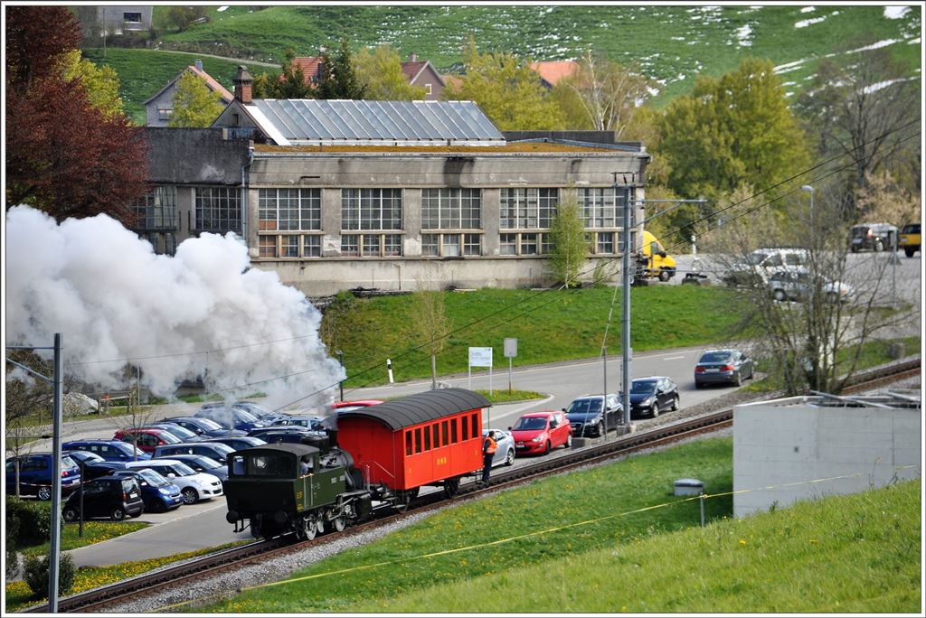 Lok Rosa bei der Einfahrt Heiden mit dem alten Depot der RHB. (28.04.2016)
