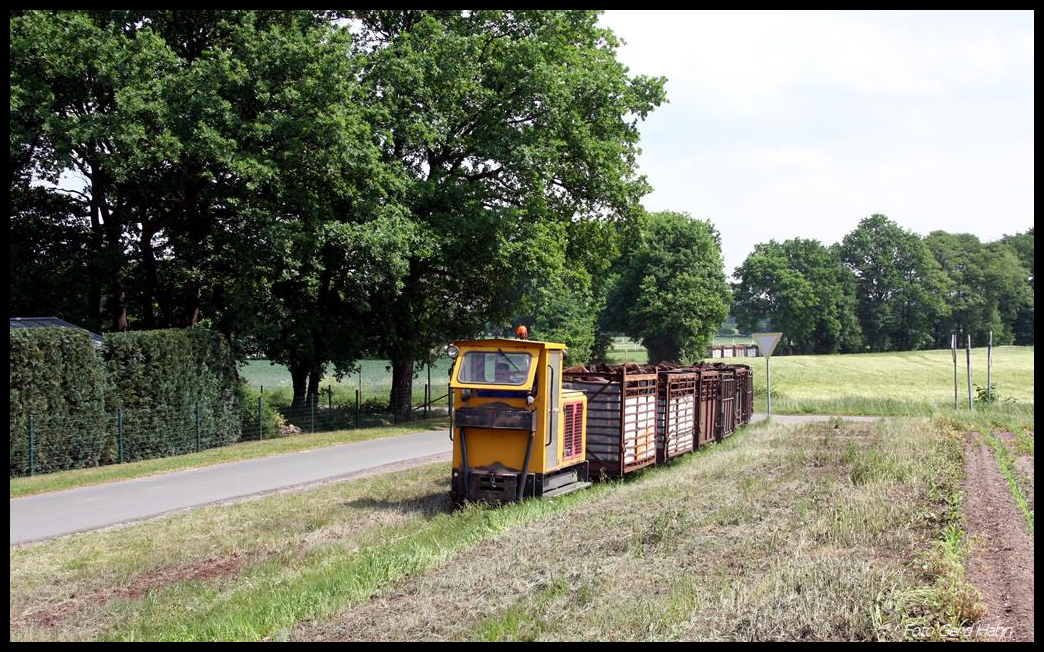 Lok Schoema 002 des Torfwerk Große Holthaus fährt mit ihrem beladenen Zug am 30.05.2017 mittags entlang des Sommerweg in Lohne in Richtung Torfweg.