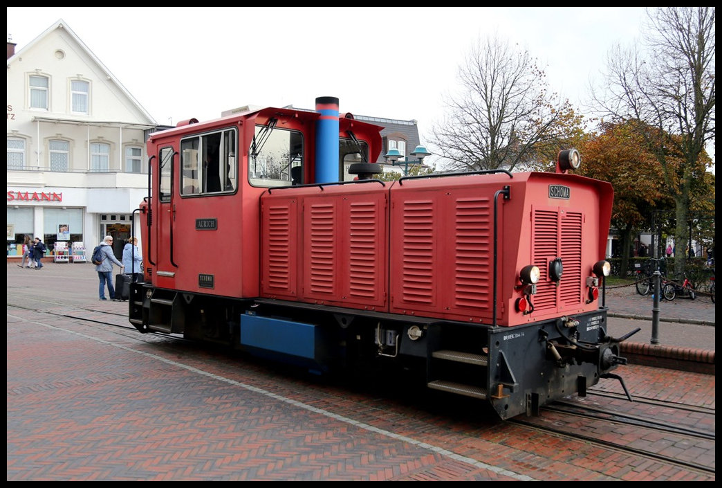 Lok Schöma AURICH der Borkumer Kleinbahn war in der 43. Kalenderwoche 2022 ständig im Einsatz. Hier setzt sie kurz nach der Ankunft vom Hafen am Stadtbahnhof Borkum am 23.10.2022 um 11.45 Uhr wieder auf die andere Zugseite um.