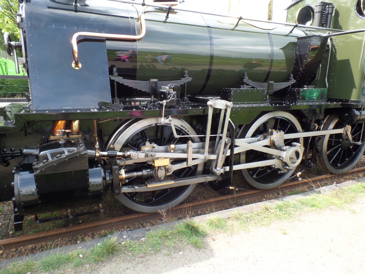 Lok SHM 7742 BELLO am 7.9.2014, Triebwerk  / Regelspur, Lüp 8,19 m, Gewicht 28,5 t, innenliegende Zylinder, 65 km/h, 1914 bei Schwartzkopff, Berlin(D)