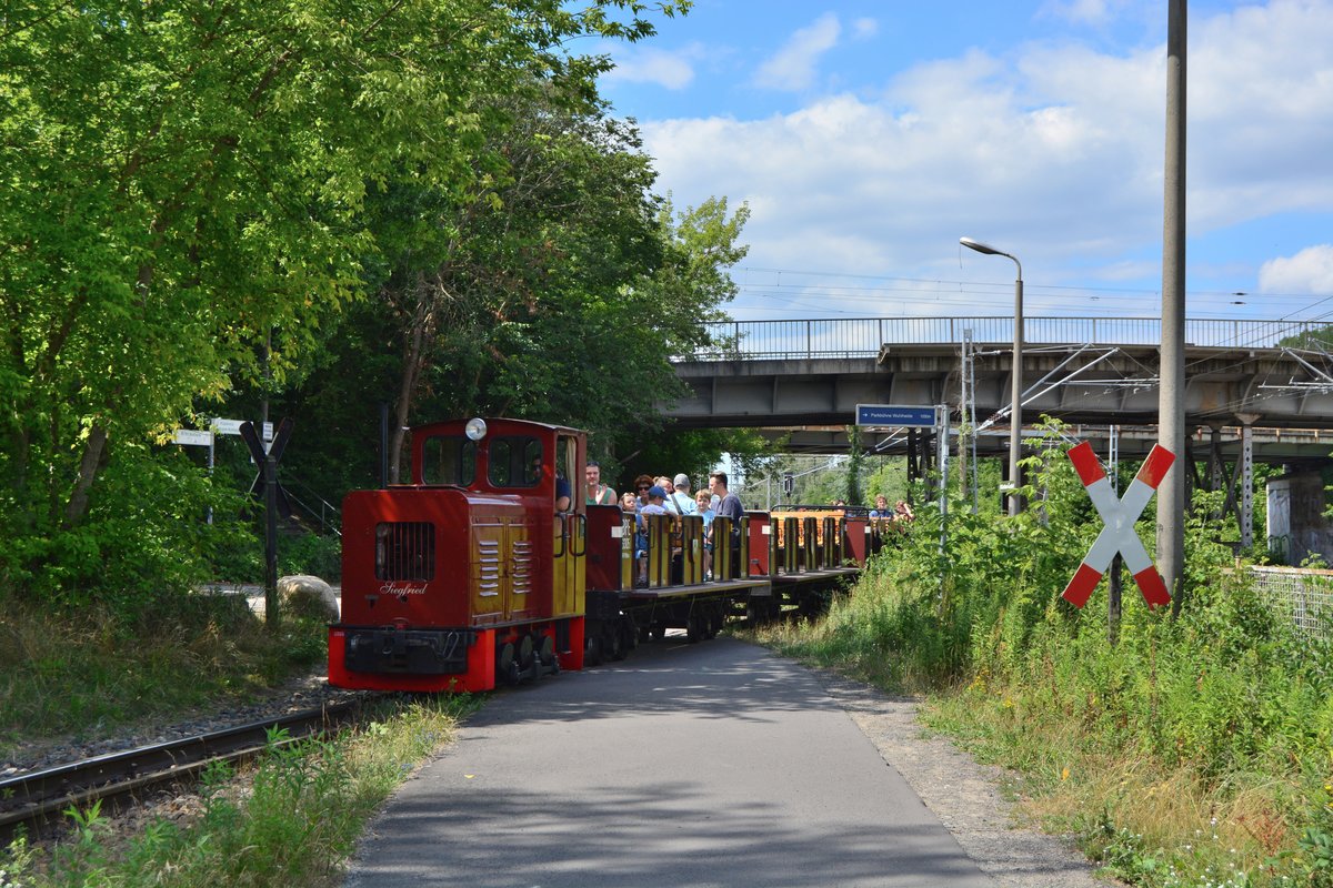 Lok Siegfried rollt mit seinem Zug in den Endbahnhof Wuhlheide ein.

Berlin 24.07.2018