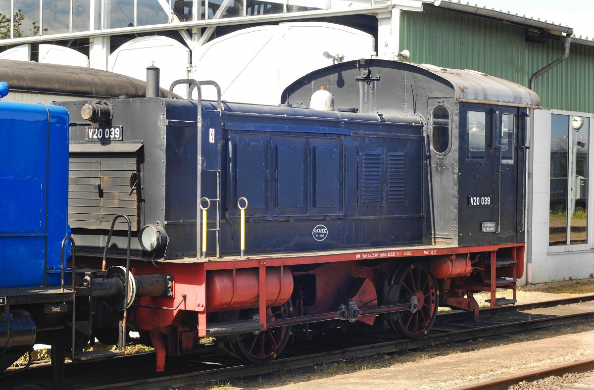 Lok V 20 039 Nummer V 20 039 Typ WR 200 B 13 Hersteller Klöckner-Humboldt-Deutz, Köln Baujahr 1942 Fabriknummer 39659 Frühere Bahngesellschaft Wehrmacht / DB Länge über Puffer 8,00 m. Aufnahme: Bahnhof Schönberg Strand in Holstein. Mai 2008.