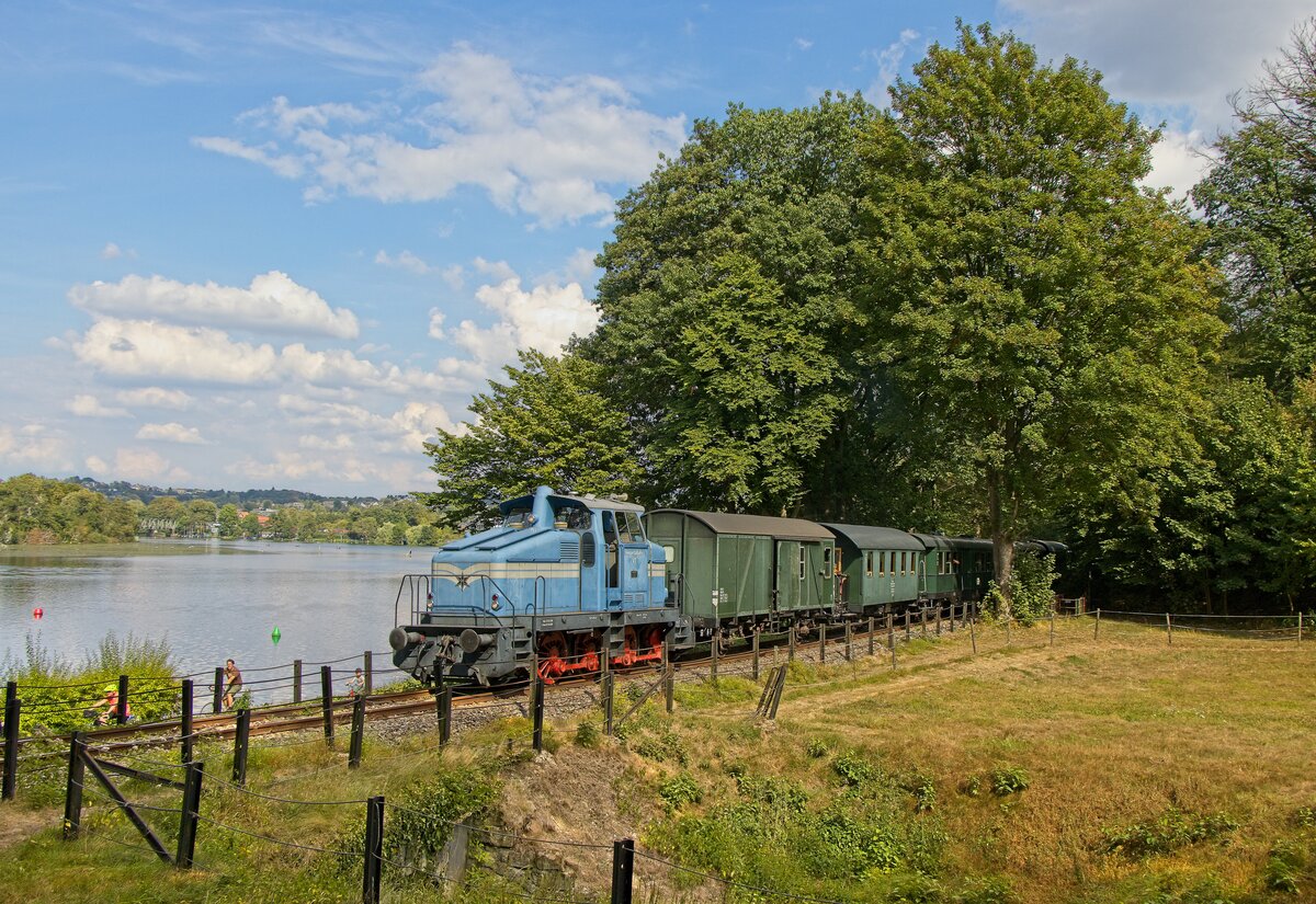 Lok V1 der Hespertalbahn als Ersatz für Dampflok D5; zum Kinderfest steht auch Personenwagen 2 der Zeche Pörtingsiepen als Originalfahrzeug an zweiter Stelle im Zug (04.09.2022)