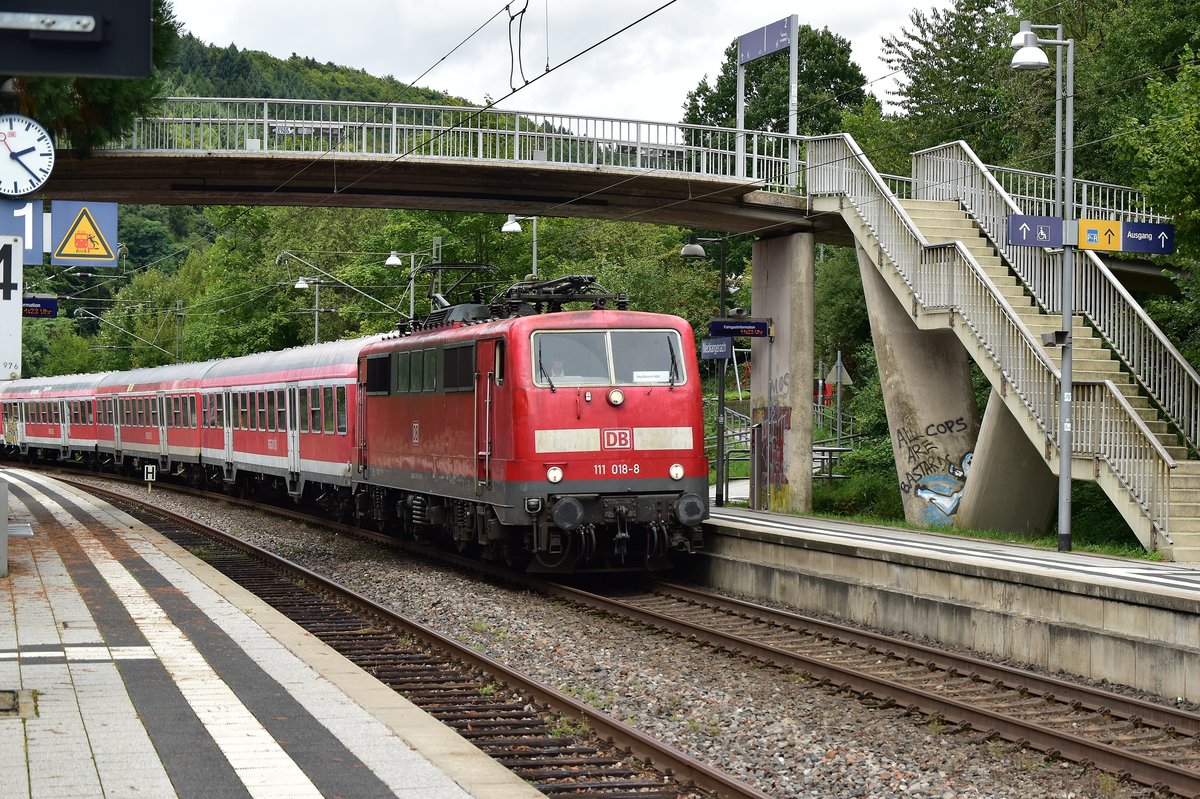 Lok voraus kommt die 111 018-8 am Mittag des 31.8.2017 als RE3 nach Heilbronn durch Neckargerach gefahren.....wegen Hangarbeiten zwischen Binau und Neckarelz fährt sie auf den Richtungsgleis Heidelberg gen Heilbronn. Noch so ein Stück Erinnerung....