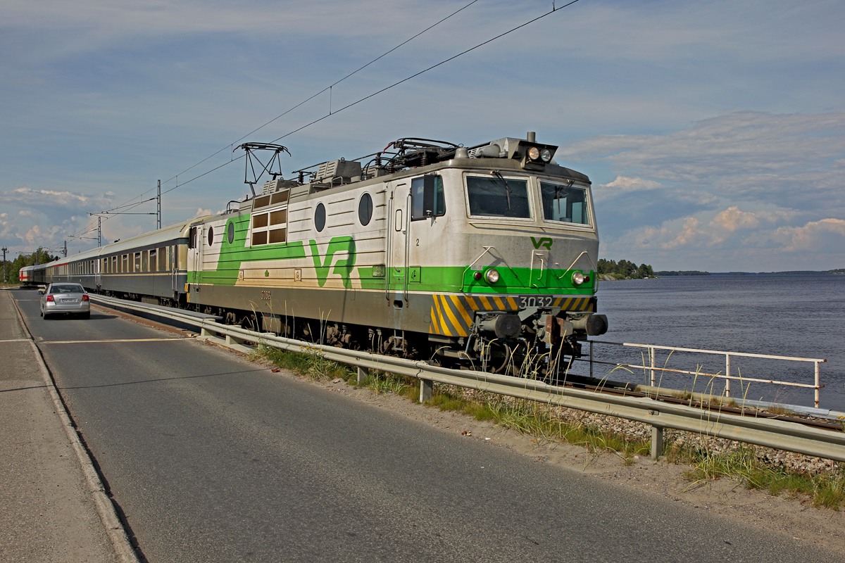 Lok der Vr Baureihe Sr1  3037 kommt mit dem Pikajuna P408 nach Helsinki beim Kraftwerk Isohaara in Kemi vorbei.Bild vom 22.7.2104