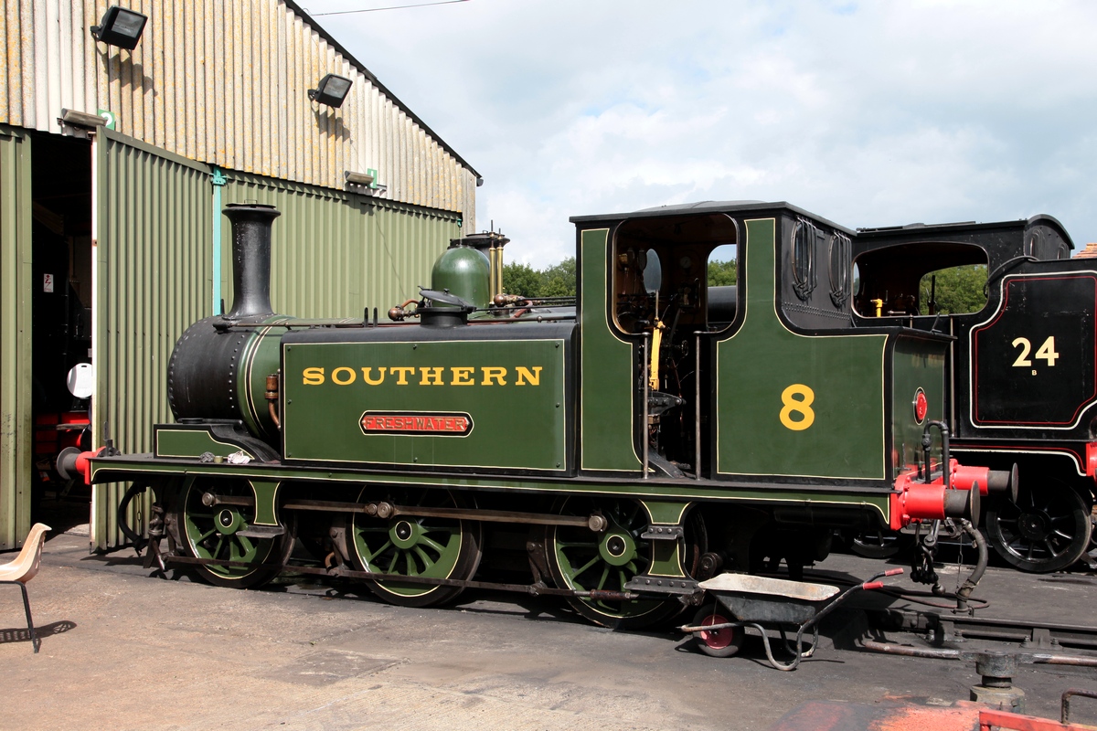Lok W8 FRESHWATER der Southern Railway stand 1878 auf der Weltsausstellung in Paris (nach Aussage unseres Führers), auf der Aufn. steht sie im Depot Havenstreet Stn.  