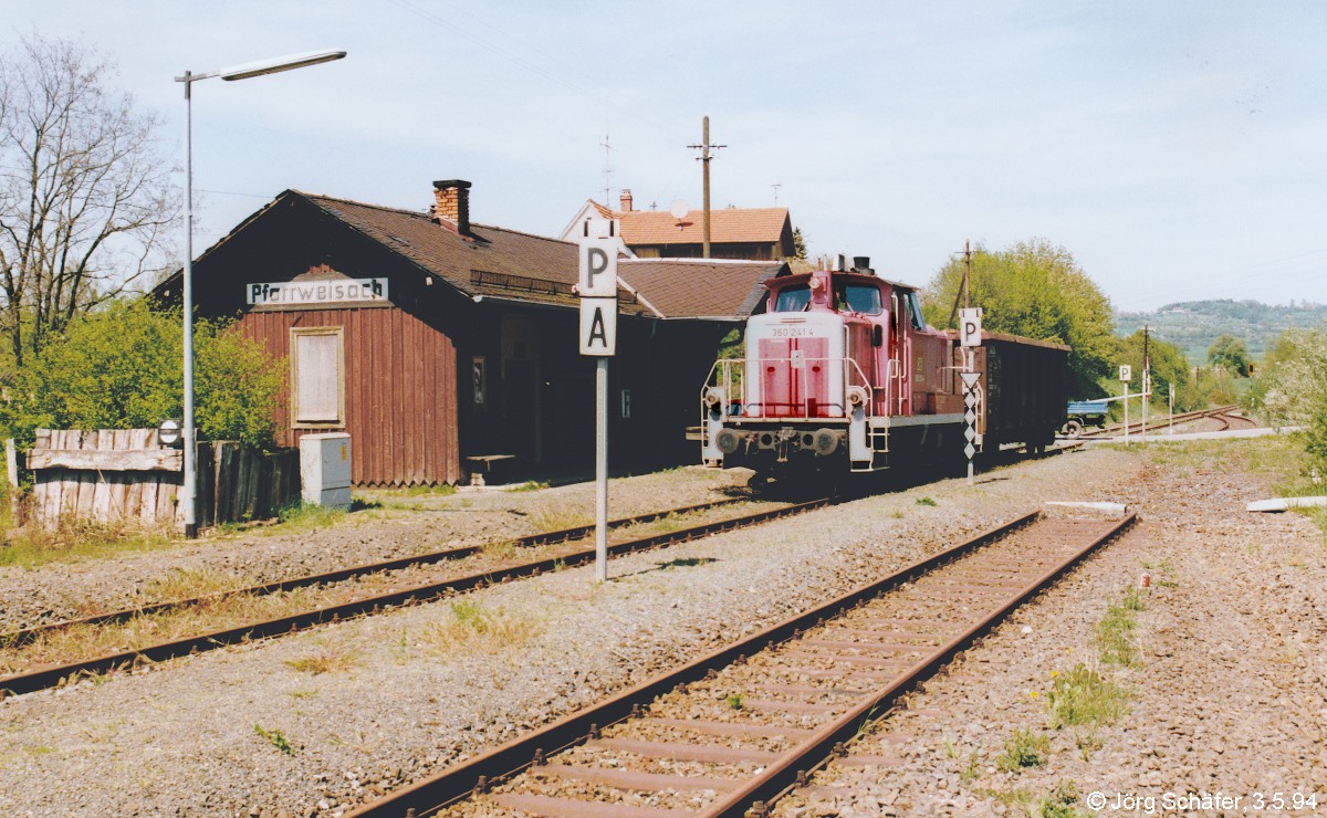Lok- und Zugführer ließen 360 241 mit dem Güterwagen auf der Rückfahrt nach Bamberg am 3.5.94 über eine Stunde im Bahnhof Pfarrweisach stehen. Die verspätete Mittagspause in einem nahegelegenen Gasthof gehörte zu ihrem täglichen Fahrplan. 