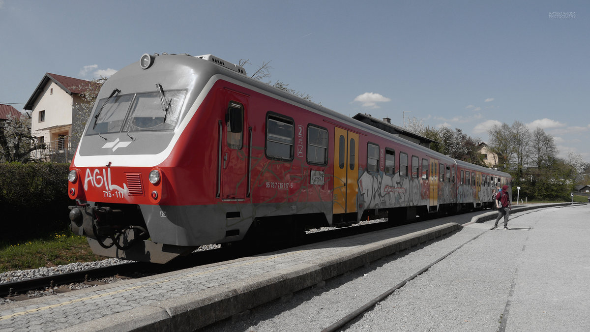 Lokal Diesel Triebzug wartet am Novo mesto - Kandija Bahnhof. 3/4/2017.