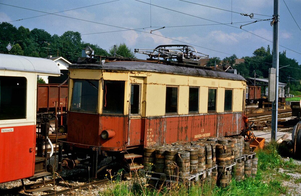 Lokalbahn Gmunden-Vorchdorf:  ET 23 101 StH abgestellt vor der Hauptwerkstatt Vorchdorf. 1912 hergestellt, zählte der Wagen schon zur Erstausstattung der schmalspurigen Lokalbahn (12.07.1986)