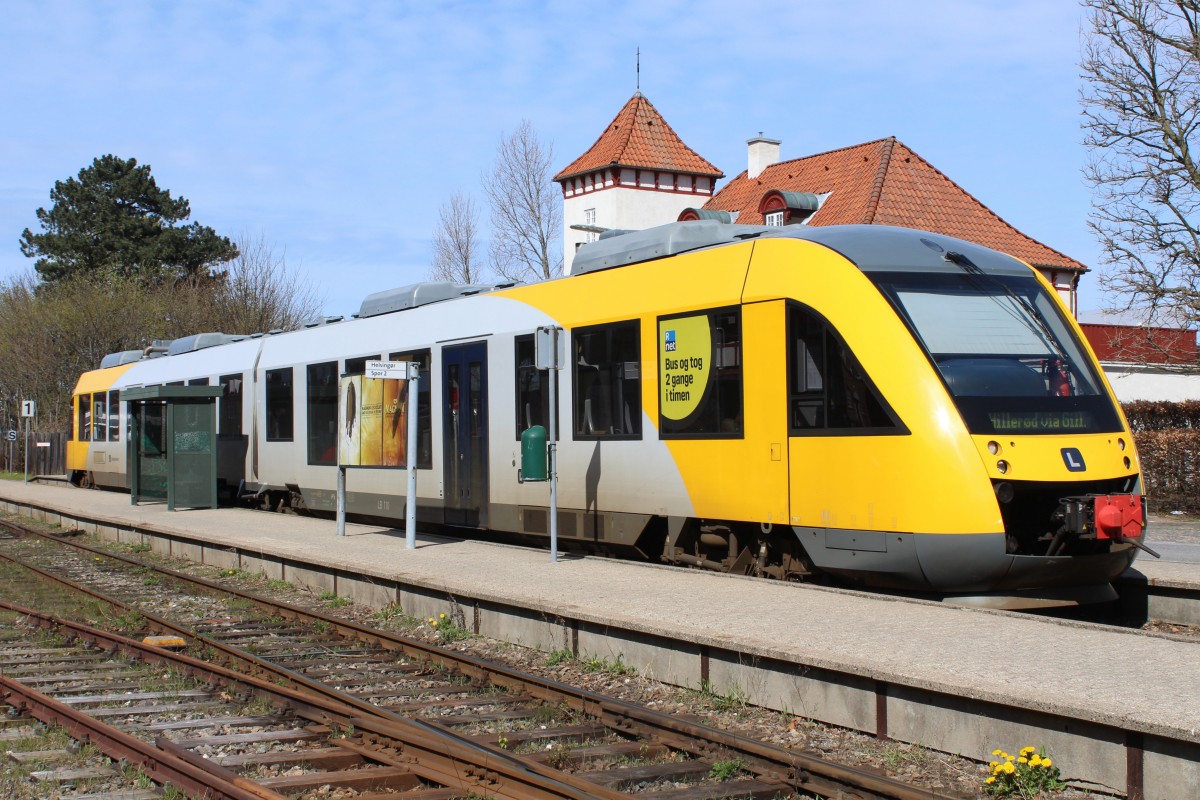 Lokalbanen: Ein LINT 41, der in Richtung Hillerød über Gilleleje fährt, hält am 16. April 2014 am Bahnhof Grønnehave in Helsingør.