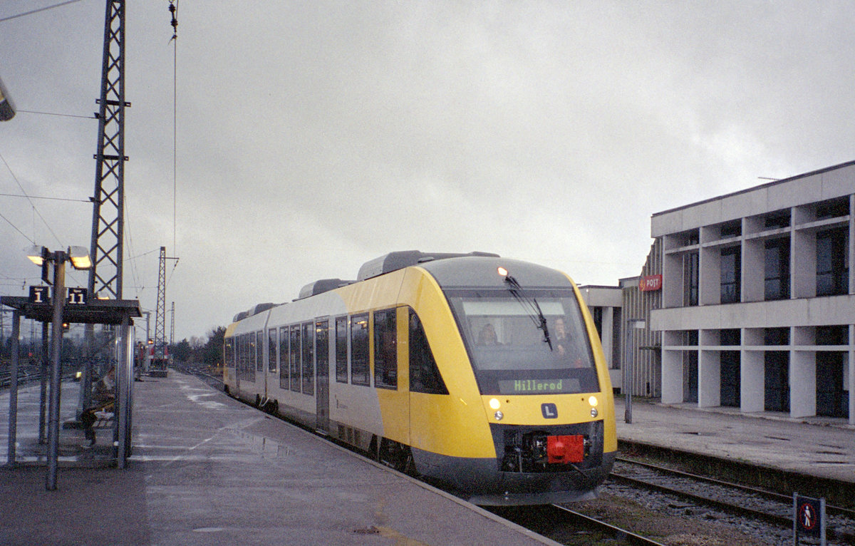 Lokalbanen (Frederiksværkbanen): Kommend von Hundested erreicht eine LINT 41-Garnitur am 17. Dezember 2006 den Endbahnhof Hillerød. - Scan eines Farbnegativs. Film: Kodak GC 400-8. Kamera: Leica C2.