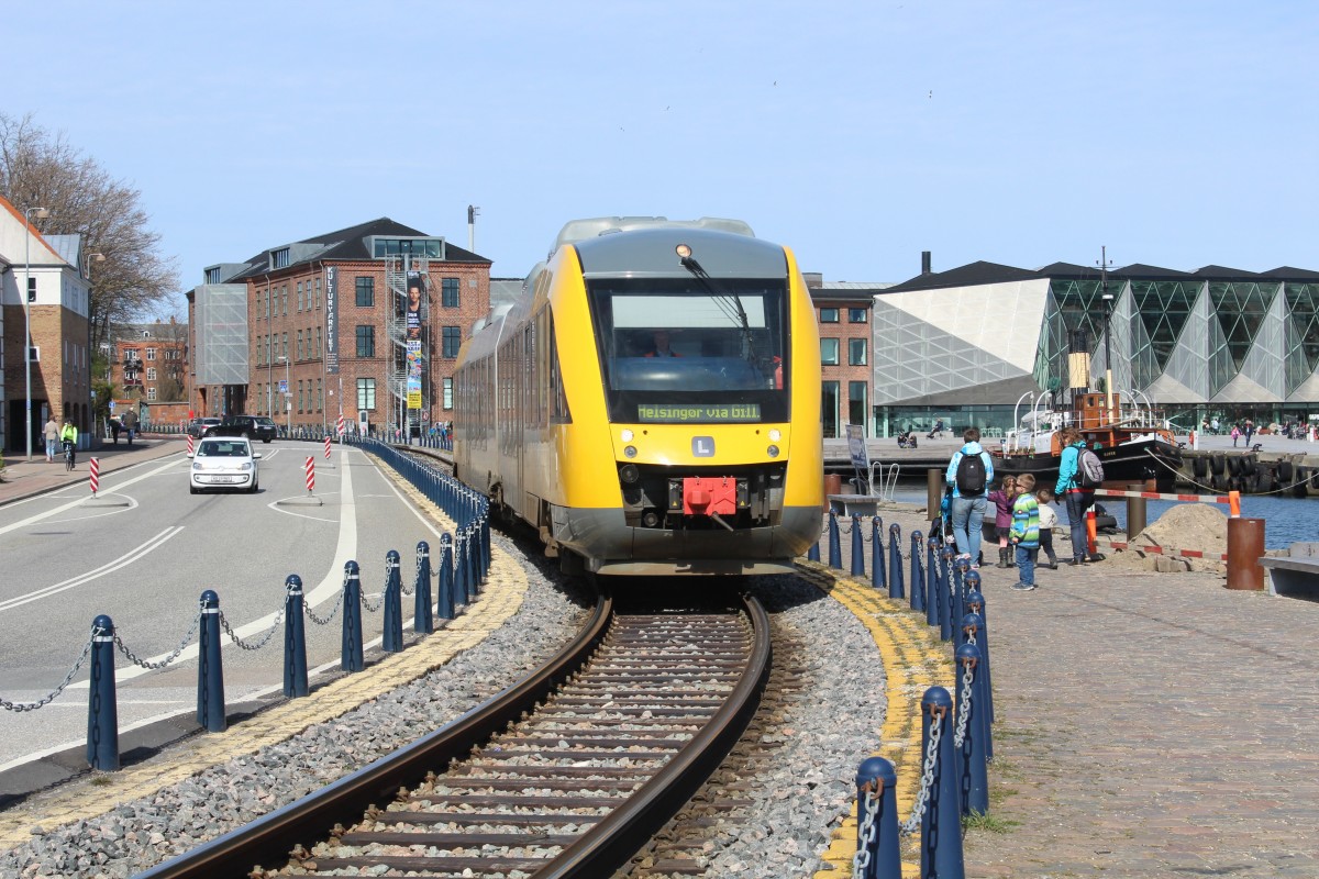 Lokalbanen (Helsingør - Hornbæk - Gilleleje - Hillerød): Ein LINT 41 fährt am 16. April 2014 in der Havnegade (: Hafenstrasse) in Helsingør und wird in Kürze den DSB-Bahnhof Helsingør (den Endbahnhof) erreichen. - Im Hintergrund liegt  Kulturværftet  (: die  Kulturwerft ), ein Kulturhaus mit Museum, Bühnen usw. Hier lag früher (1882 - 1983) der grösste Arbeitsplatz der Stadt, Helsingør Skibsværft. 