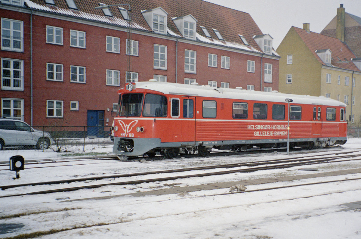 Lokalbanen, Helsingør-Hornbæk-Gilleleje-Banen (HHGB): Der Dieseltriebwagen steht am 25. Februar 2007 vor dem Depot der Bahn in Helsingør abgestellt. - Der Tw wurde 1970 von der Waggonfabrik Uerdingen hergestellt. - Scan eines Farbnegativs. Film: Kodak Gold 200-6. Kamera: Leica C2.