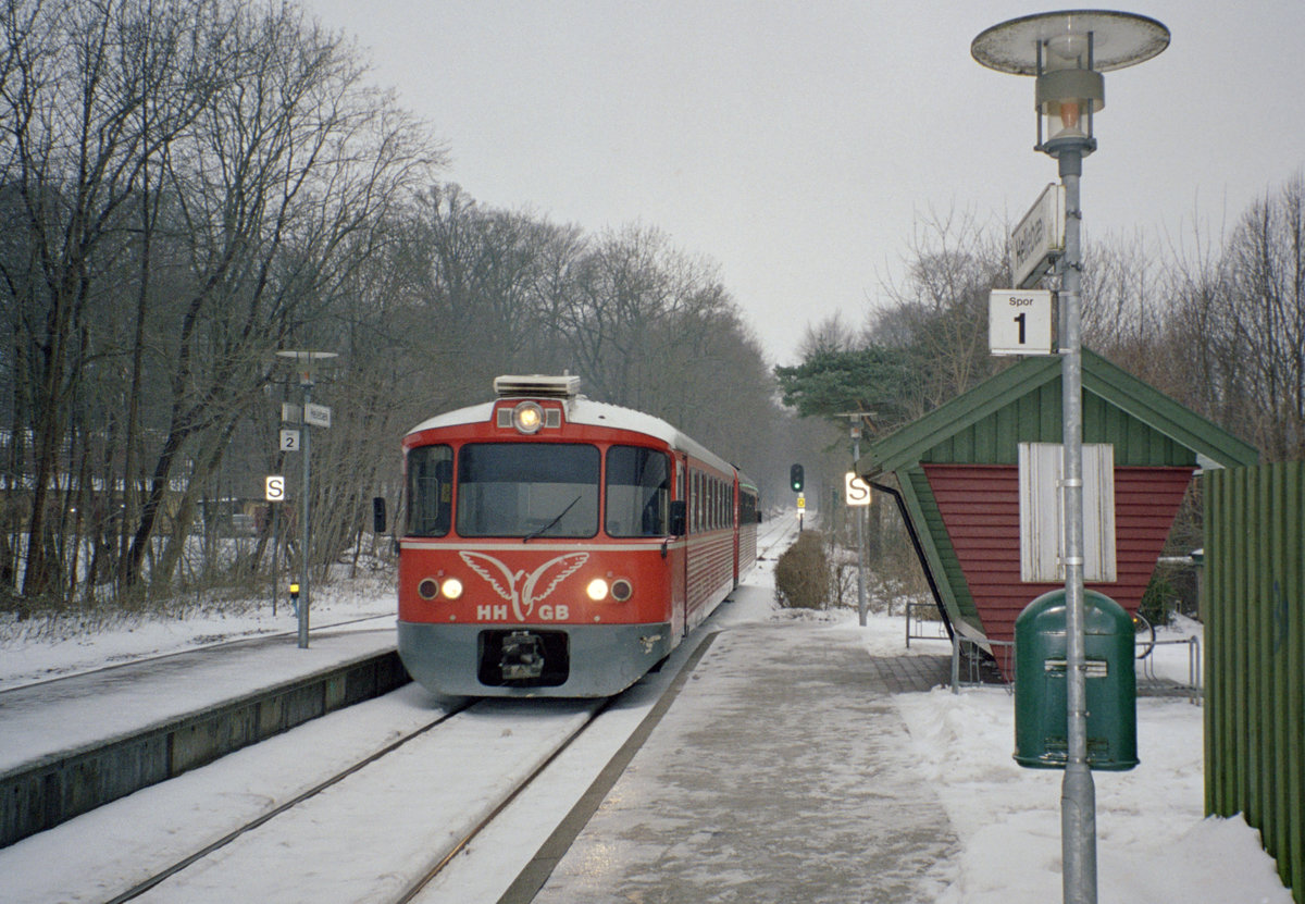 Lokalbanen, Helsingør-Hornbæk-Gilleleje-Banen (HHGB): Garnitur bestehend aus einem Ym (Triebwagen) und einem Ys (Steuerwagen). Ort: Hellebæk. Datum: 25. Februar 2007. - Scan eines Farbnegativs. Film: Kodak Gold 200-6. Kamera: Leica C2.