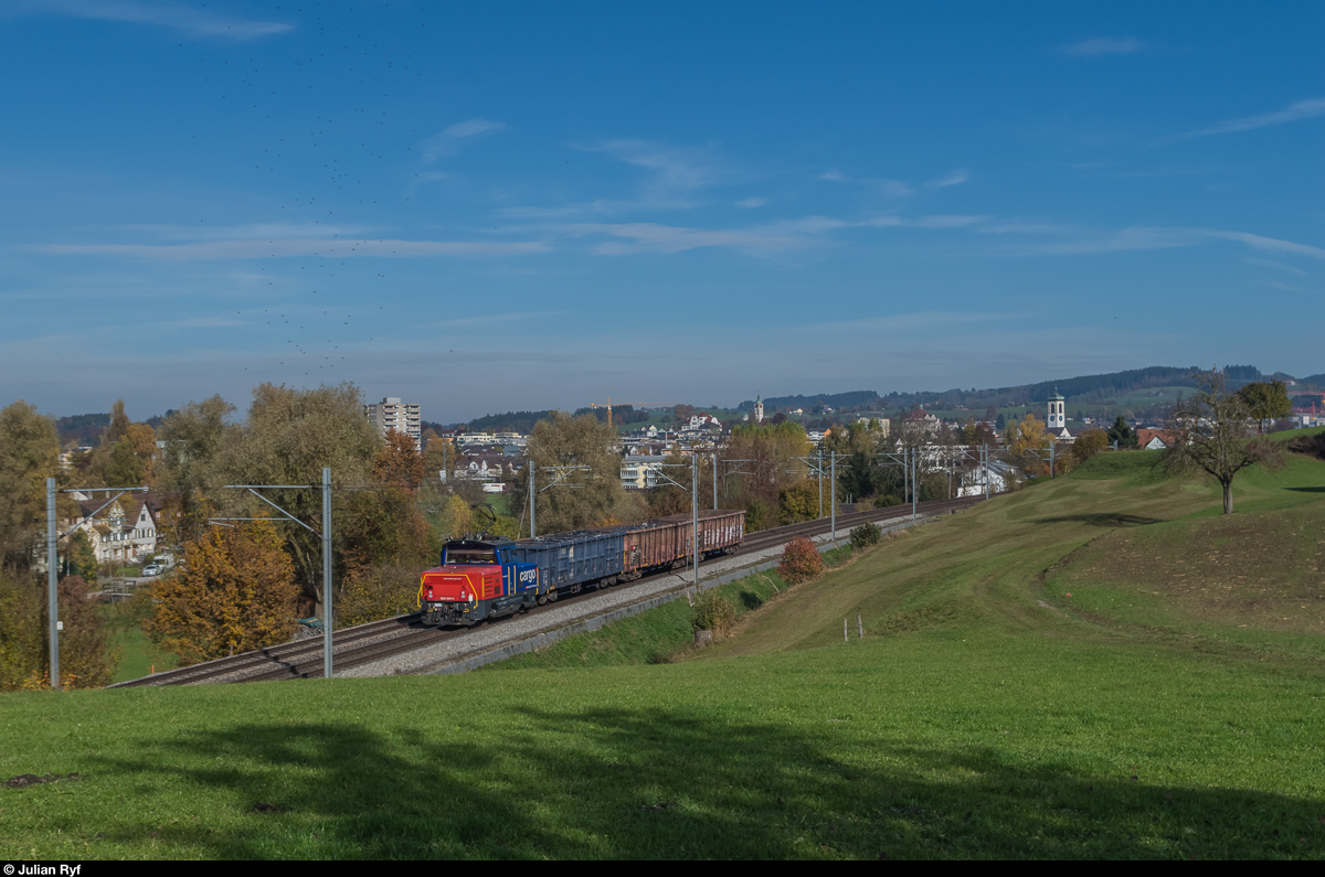 Lokalgüterzug mit Eem 923 024  Fronalpstock  und drei mit Metallschrott beladenen Eanos-Wagen am 4. November 2016 ausgangs Gossau SG