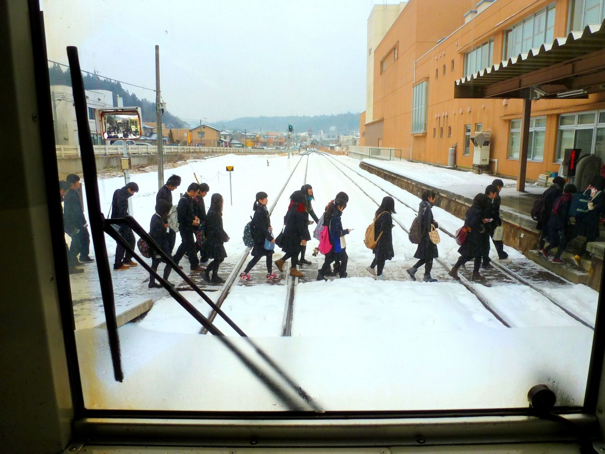 Lokalstrecken wie die Ôfunato-Linie dienen fast ausschliesslich der Beförderung von Schülern. Fast jeder Erwachsene hat ein Auto. Hier verlässt eine grosse Zahl von Schülern aus den umliegenden Dörfern den Zug in Surisawa, 15.Februar 2013. 