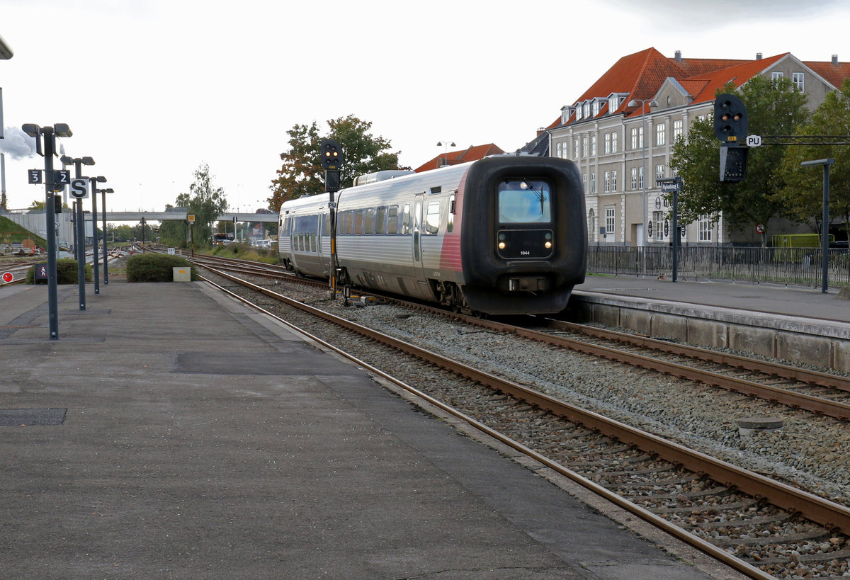 Lokaltog: Lollandsbanen (Nykøbing Falster - Nakskov). Kommend aus Nakskov erreichen LJ MF 1044 + FS 1144 am Nachmittag des 10. Oktober 2020 den Bahnhof in Nykøbing Falster. - Die Firma Adtranz Dänemark (vorm. Scandia) in Randers lieferte 1997 diesen Dieseltriebzug.