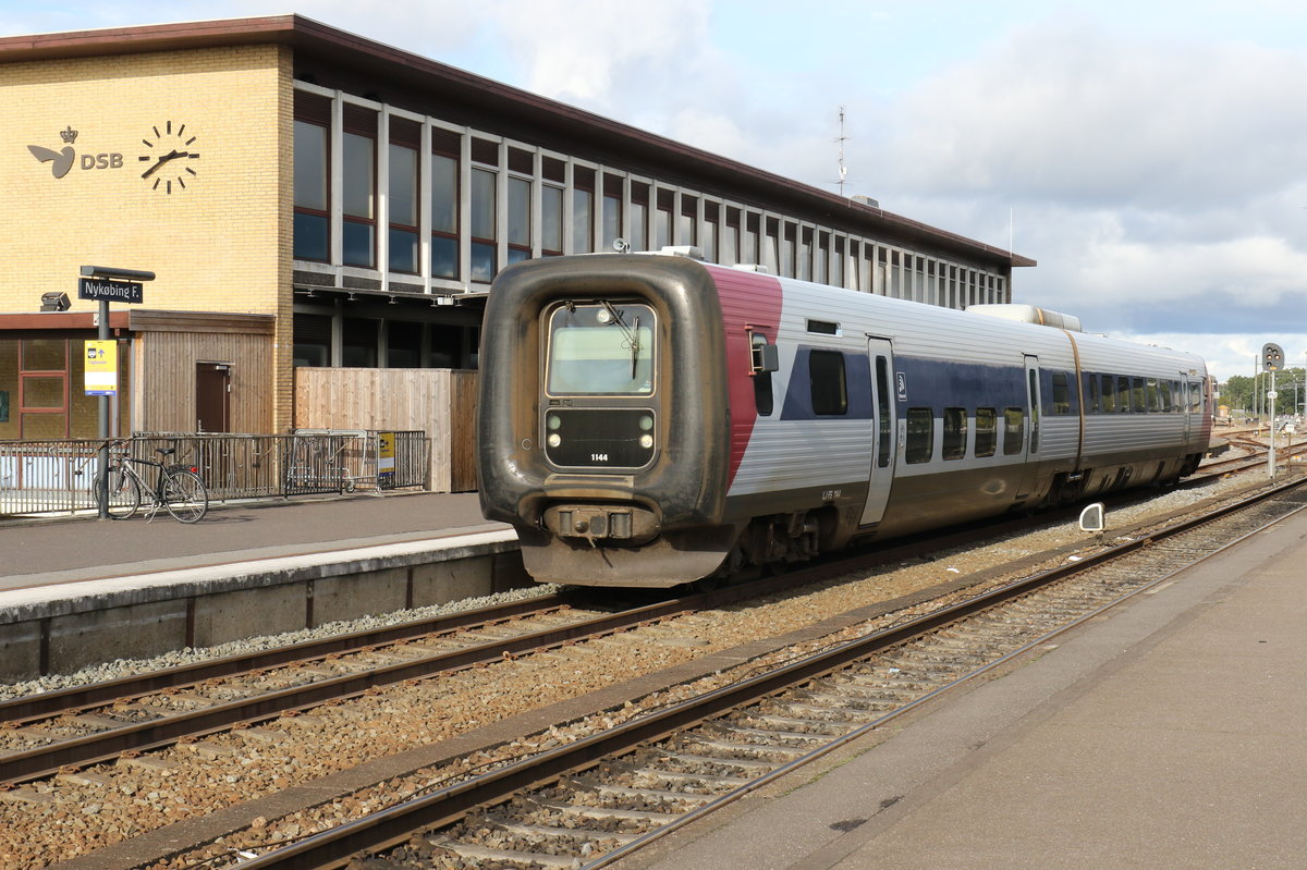 Lokaltog: Lollandsbanen (Nykøbing Falster - Nakskov) am 10. Oktober 2020: Im DSB-Bahnhof Nykøbing Falster (Gleis 1) hält ein Dieseltriebzug bestehend aus dem Triebwagen LJ MF 1044 und dem Steuerwagen LJ FS 1144 (Hersteller: Adtranz Dänemark (vorm. Scandia) in Randers. Baujahr 1997).