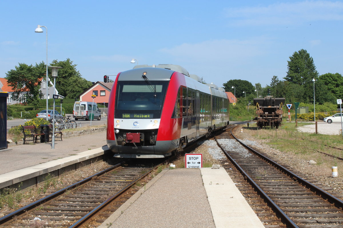 Lokaltog, Odsherredsbanen: Der von Nykøbing Sjælland kommende und in Ricntung Holbæk fahrende LINT 41 2126-2026 erreicht am Nachmittag des 25. Juni 2019 den Bahnhof der Kleinstadt Asnæs. - Das Bahnunternehmen Lokaltog entstand am 1. Juli 2015 durch eine Fusion der beiden Unternehmen Lokalbanen A/S und Regionstog A/S.