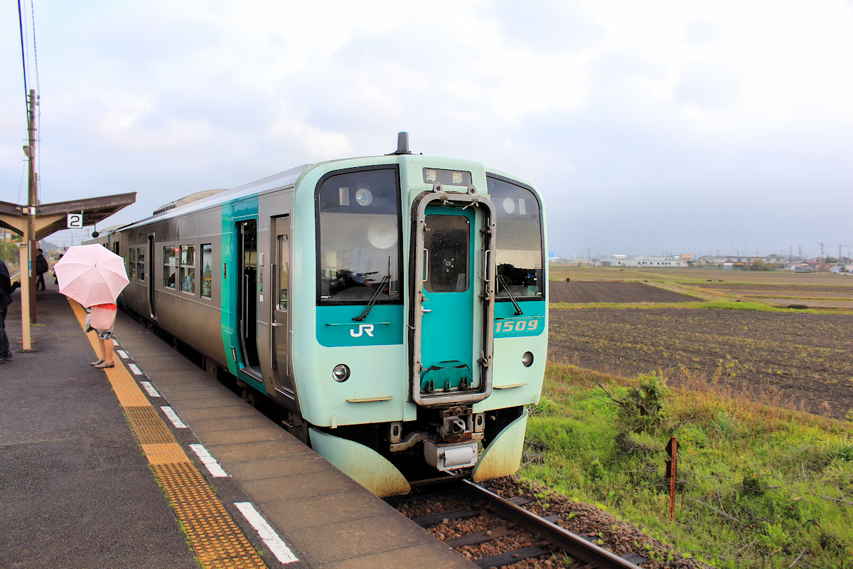 Lokalverkehr auf Shikoku - der Nordosten: Der rosarote Regenschirm. Triebwagen 1509 in Tatsue an der Ostküste. 3.April 2015. 