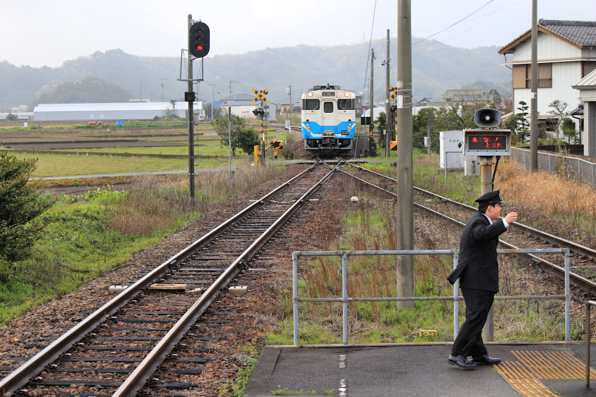 Lokalverkehr auf Shikoku - der Nordosten: Einfahrt des Triebwagens KIHA 47 191 in Tatsue, 3.April 2015. 