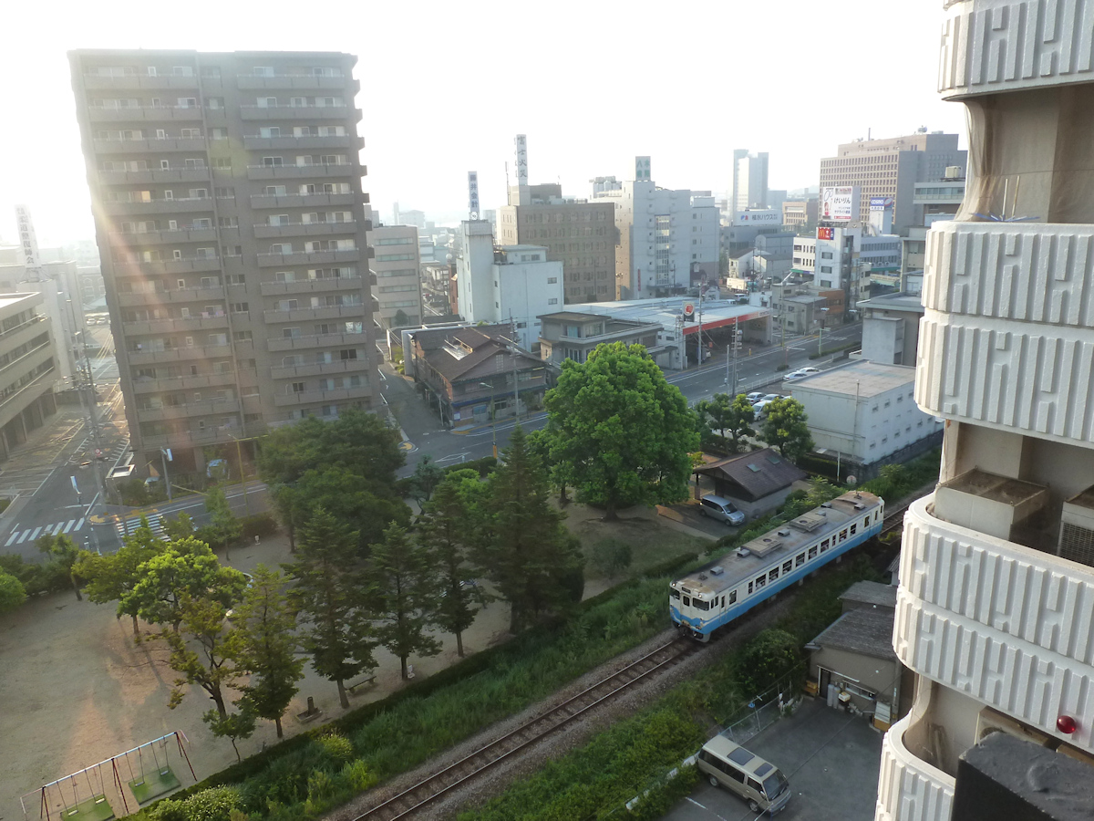 Lokalverkehr auf Shikoku - der Nordosten: am frühen Morgen kurz nach sechs trifft ein Triebwagen (KIHA 40) der Ostküstenlinie in Tokushima ein. 10.August 2013. 