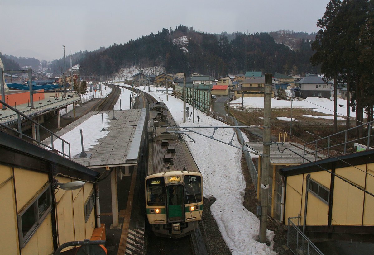 Lokalzüge auf dem Yamagata Hochplateau auf der Normalspurstrecke, die auch vom Shinkansen benutzt wird: Zug 719 Nr. 5006 im düsteren Bergdorf Funagata, 17.März 2019 