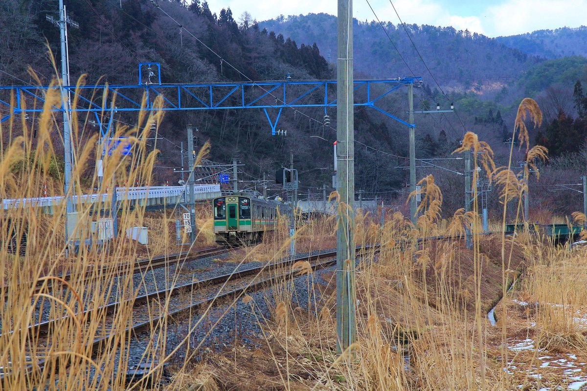 Lokalzge auf dem Yamagata Hochplateau auf der Normalspurstrecke, die auch vom Shinkansen benutzt wird: Zwei Zweiwagenzge Serie 701 (Nr. 5505 und 5503) in Uzen Nakayama, 16.Mrz 2019 