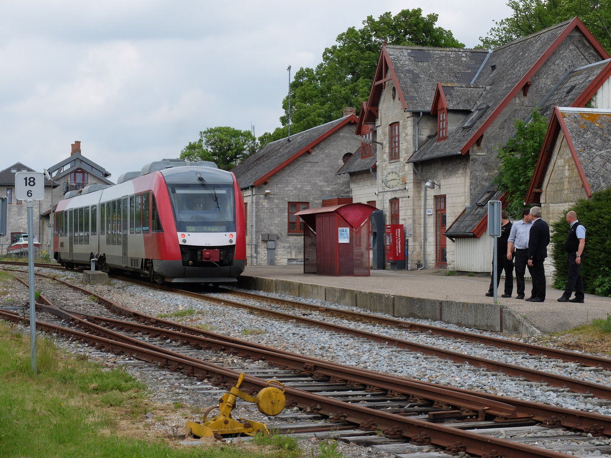 Lokalzug der Østbanen nach Køge (Lint 41 2133) am 1. Juni 2019 bei der Ausfahrt aus Rødvig.