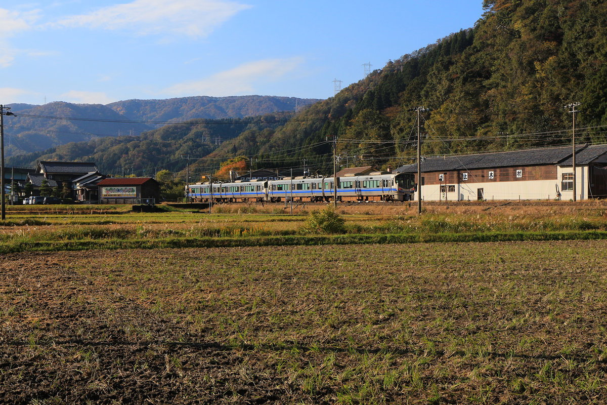 Lokalzug der Hokuriku Hauptlinie dem Japanischen Meer entlang nach Kanazawa. Zwei Zweistrom-Zweiwagenzüge Serie 521 von JR West-Japan. Yuno-o, 5.November 2018 