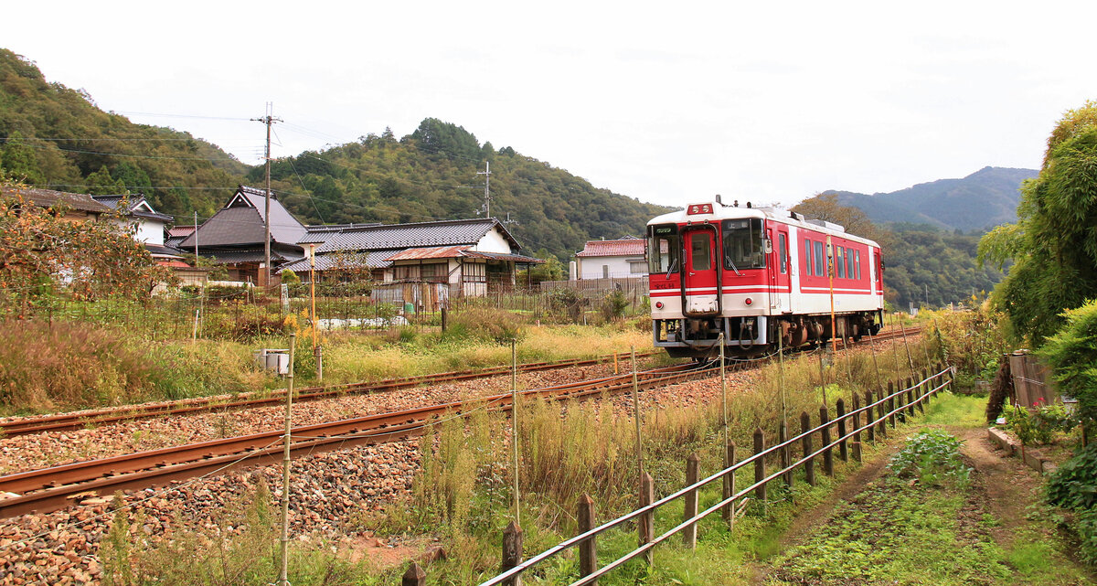 Lokalzug-Triebwagen der Chizu Kyûkô Privatbahn: Wagen HOT 3521 ist ein vom Japanischen Lotteriefonds gestiftetes Fahrzeug, das vor allem für Party- und Sonderfahrten genutzt wird. Sayo, 8.Oktober 2016 