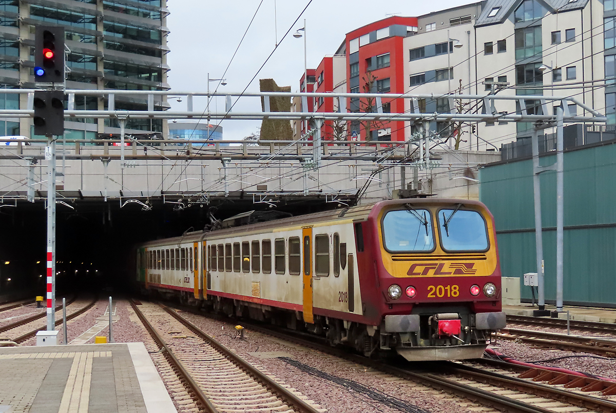 Lokalzug verlässt den Bahnhof Luxembourg Richtung Norden. Luxembourg, 9.3.2023