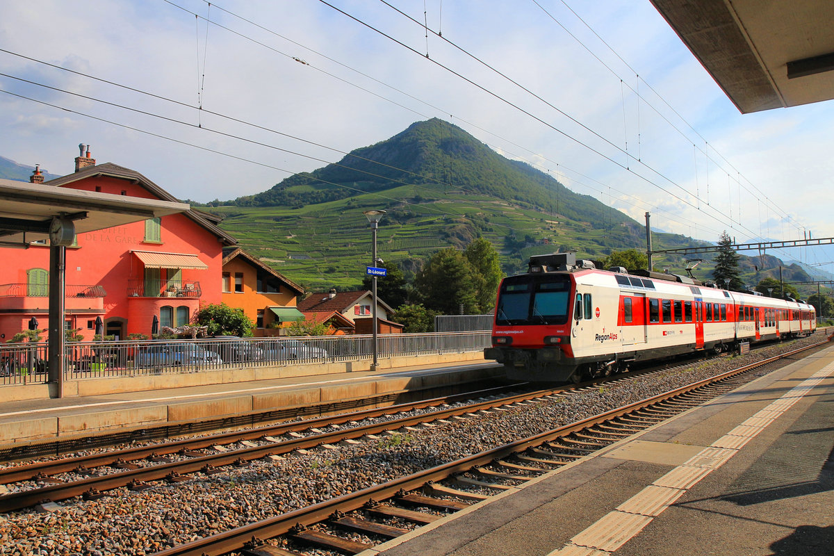 Lokalzug im Wallis, im Lande der Rebberge. Einheit 560 405 in St.Léonard, 18.Juli 2019  