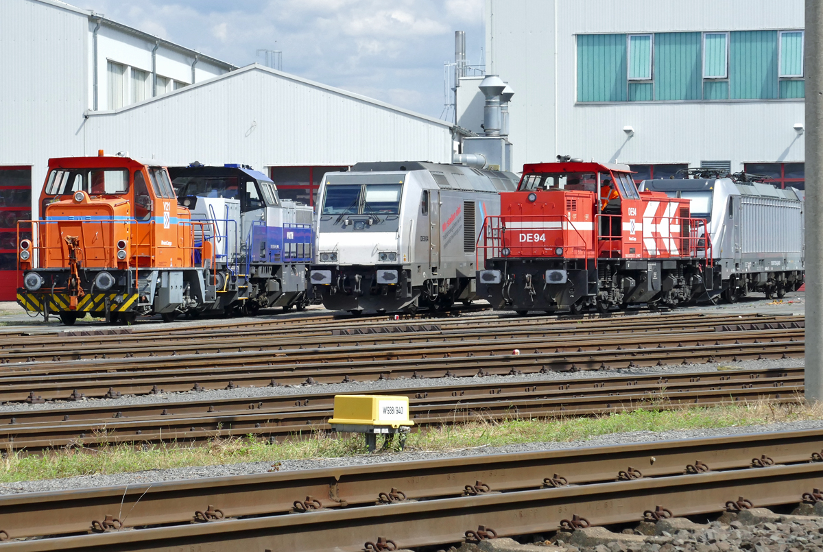 Lokansammung vor der HGK/RHC-Werkstatt in Brühl-Vochem: von li nach  re (1. Reihe)
MaK G321B; BR 285; MaK DE1002. Datum 11.07.2020
