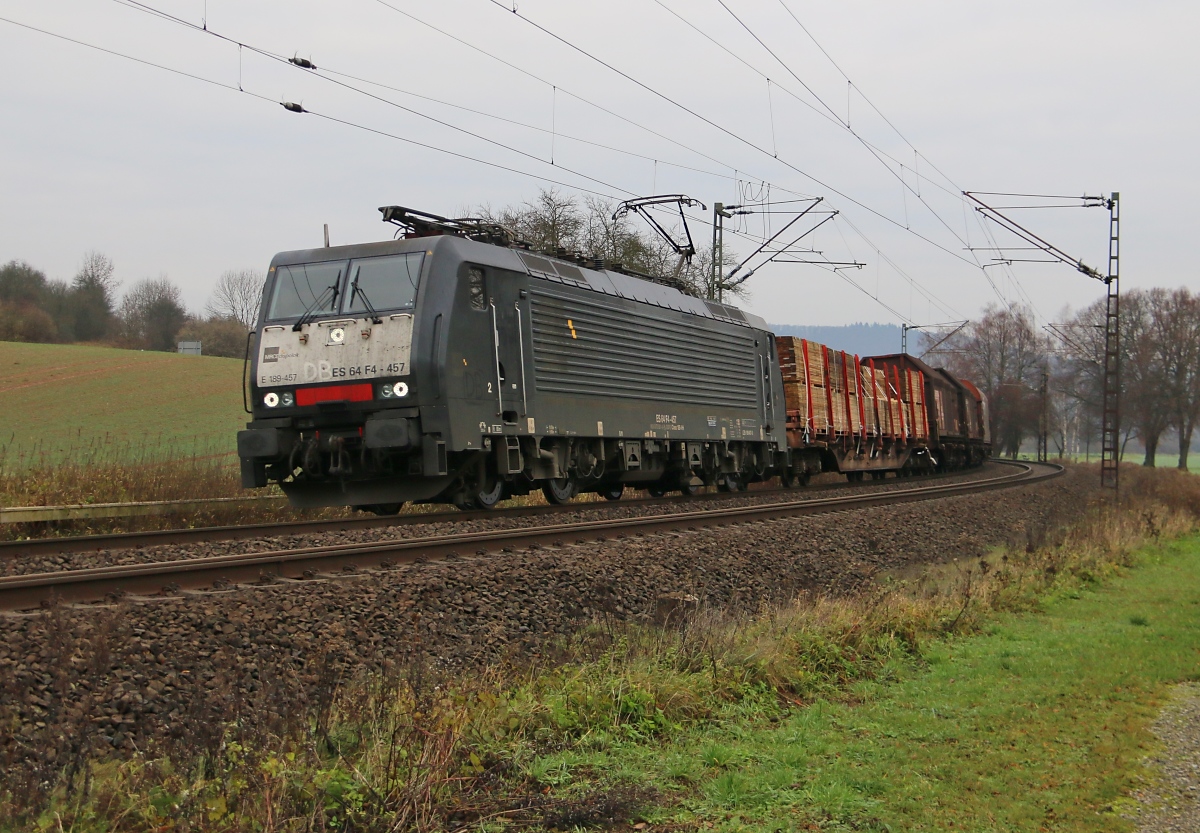 Lokbeschriftung selbst gemacht ;) 189 457 (ES 64 F4-457), offensichtlich für die DB im Einsatz, mit gemischtem Güterzug in Fahrtrichtung Süden. Aufgenommen am 03.12.2015 bei Niederhone.
