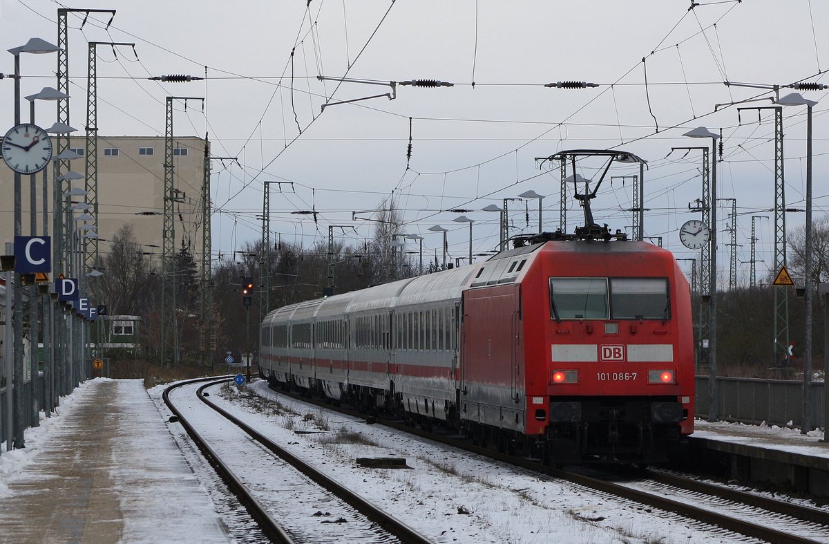 Lokbespannte Züge im FV sind rar geworden auf der KBS 203 - IC 2053 mit Schublok 101 086-7 am 16.01.2021 ausfahrend Bf Anklam auf 1