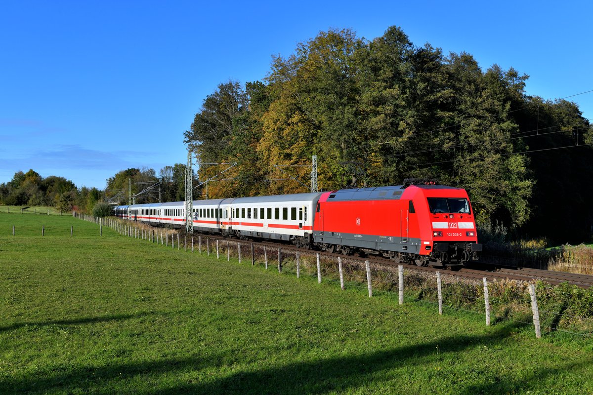 Lokbespannter Fernverkehr wird immer seltener, daher war mir am 17. Oktober 2019 der von 101 036 gezogene EC 219 nach Graz ein Bild wert. Aufnahmeort war der wohlbekannte Bü Vogl.