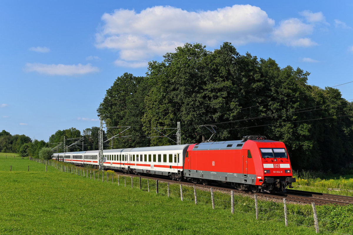 Lokbespannter Fernverkehr wird immer seltener, daher war mir am 06. August 2020 der von 101 024 gezogene EC 219 nach Graz ein Bild wert. Aufnahmeort war der wohlbekannte Bü Vogl.