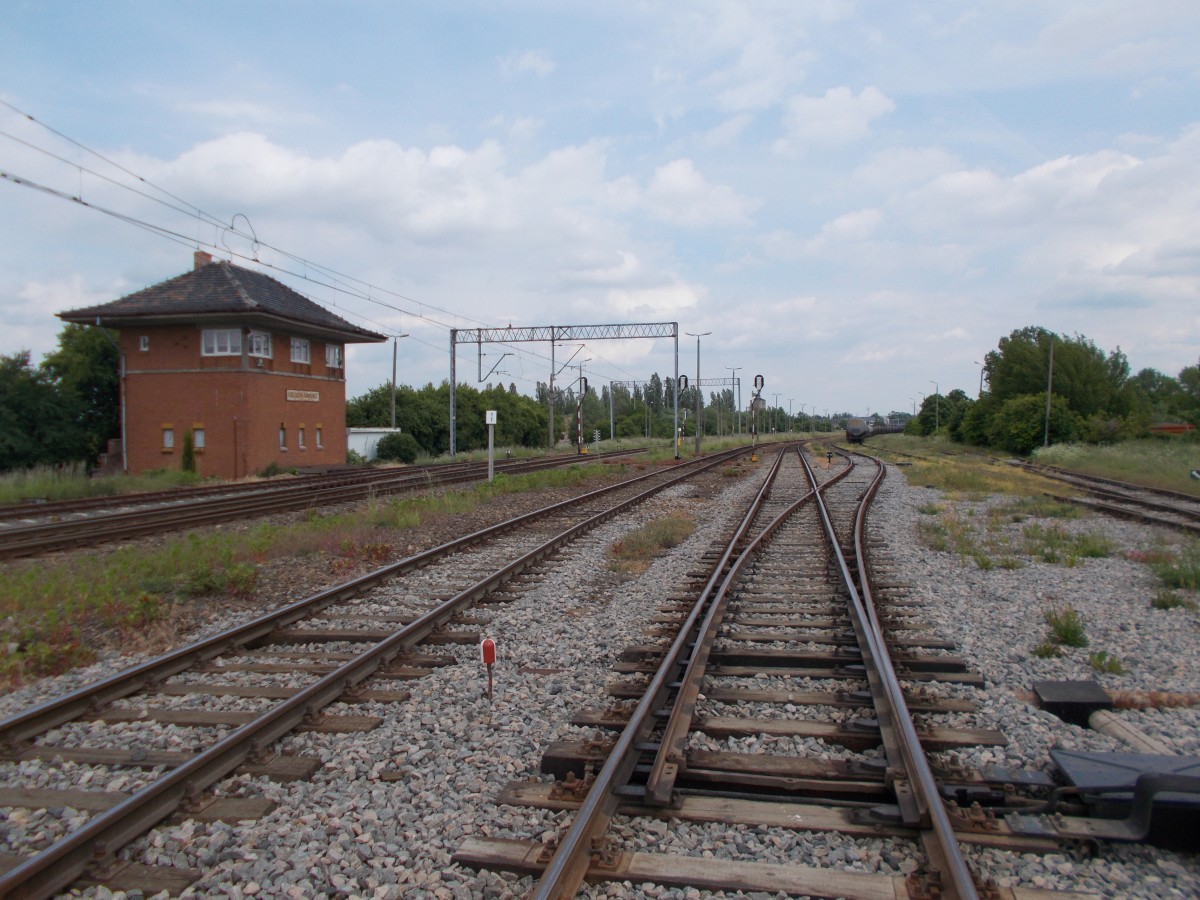 Lokführer die aus Richtung Angermünde in den Bahnhof Szczecin Gumience(Scheune)fahren,haben diesen Blick.Aufnahme von einen Bahnübergang aus am 31.Mai 2015.Links Stellwerk Gm2.