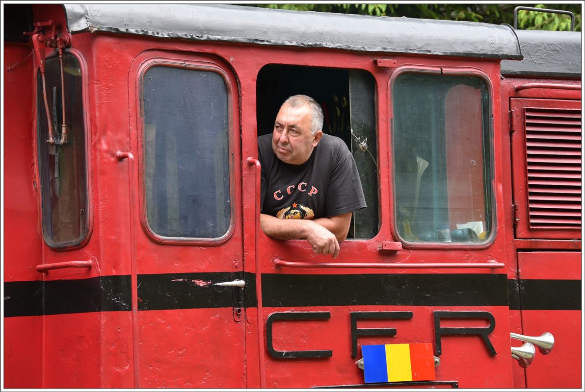 Lokführer Barsan macht sich bereit zur Rückfahrt nach Viseu de Sus. Die Talfahrt ist ein leichtes Spiel für die 87-0015-5, zumal an einem Montag keine Drehschemelwagen mit Langholz mitgenommen werden. Bis zu 30 solcher Langholzwagen mit je zwei Drehschemeln  bringen die Loks an anderen Tagen hinunter nach Viseu. (12.06.2017)