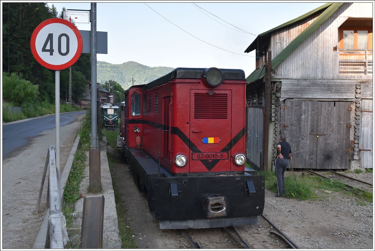 Lokführer Barsan wartet geduldig bis auch die Letzten eingestiegen sind. 87-0015-5 in Viseu de Sus. (12.06.2017)