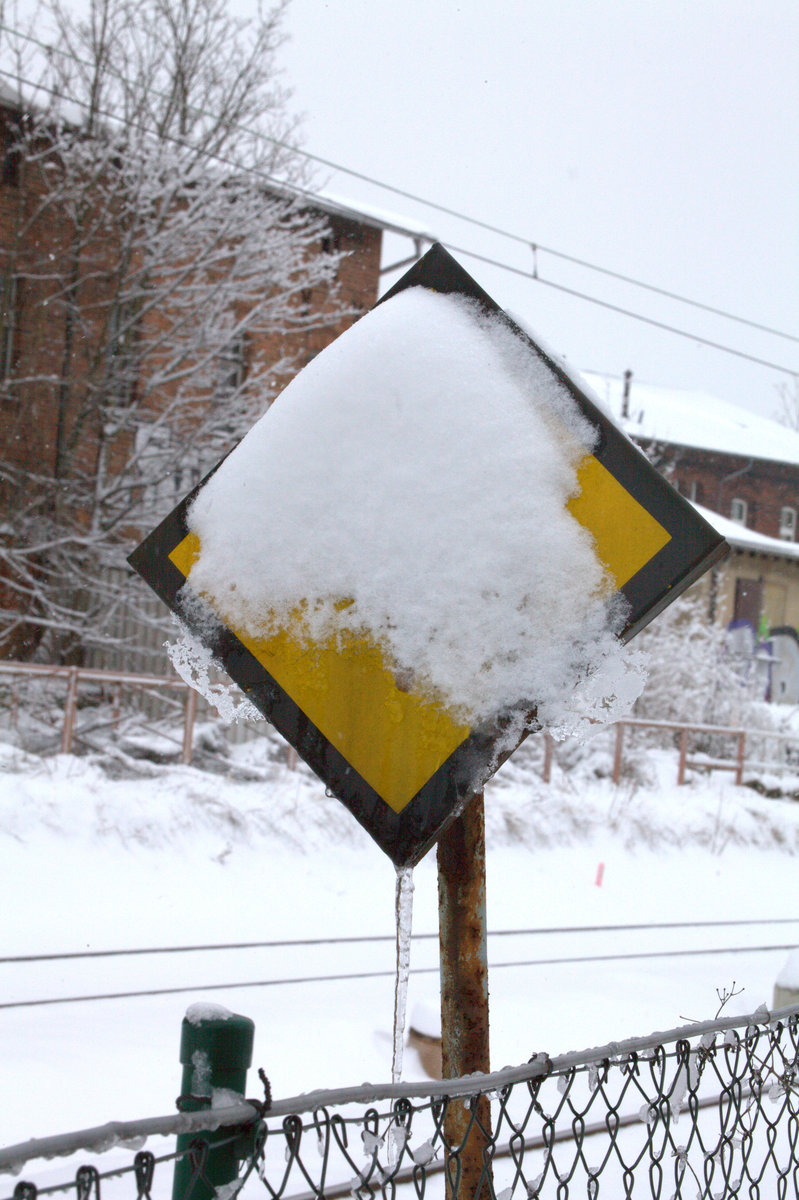 Lokführer, Lokführer, ich bin gespannt, ist Dir diese Signaltafel bekannt ? (Funkenflug vermeiden)
Strecke Halle Trotha-Halle Hbf. Gelände  BW Halle (P) 17.03.2018 12:44 Uhr.
