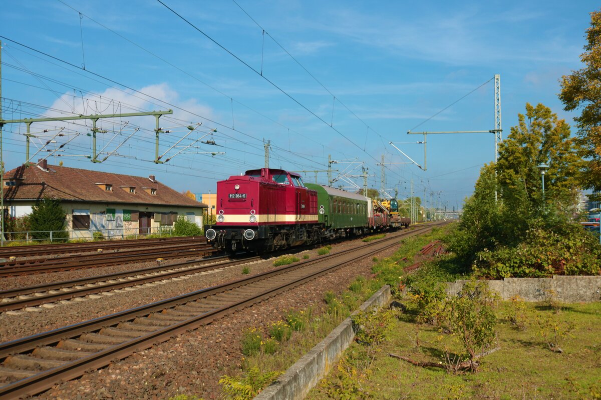 Lokführerdienstleistungen Olof Stille 112 364-5 mit DR Personenwagen und Bauzug in Langen (Hessen) am 05.10.22