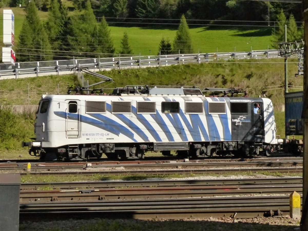 Lokomotion 139 077-0 (NVR: 91 80 6139 077-0 D-LM) Kleeblatt am 09.10.2015 im Bahnhof Brenner...<P>
Weitere Bilder zum Thema Bahnfotografie gibt es auf meiner Site unter:<br> 
<a href= http://www.ralf-bueker.de/Ralf's Eisenbahnbilder.htm target= _blank >Ralf's Eisenbahnbilder