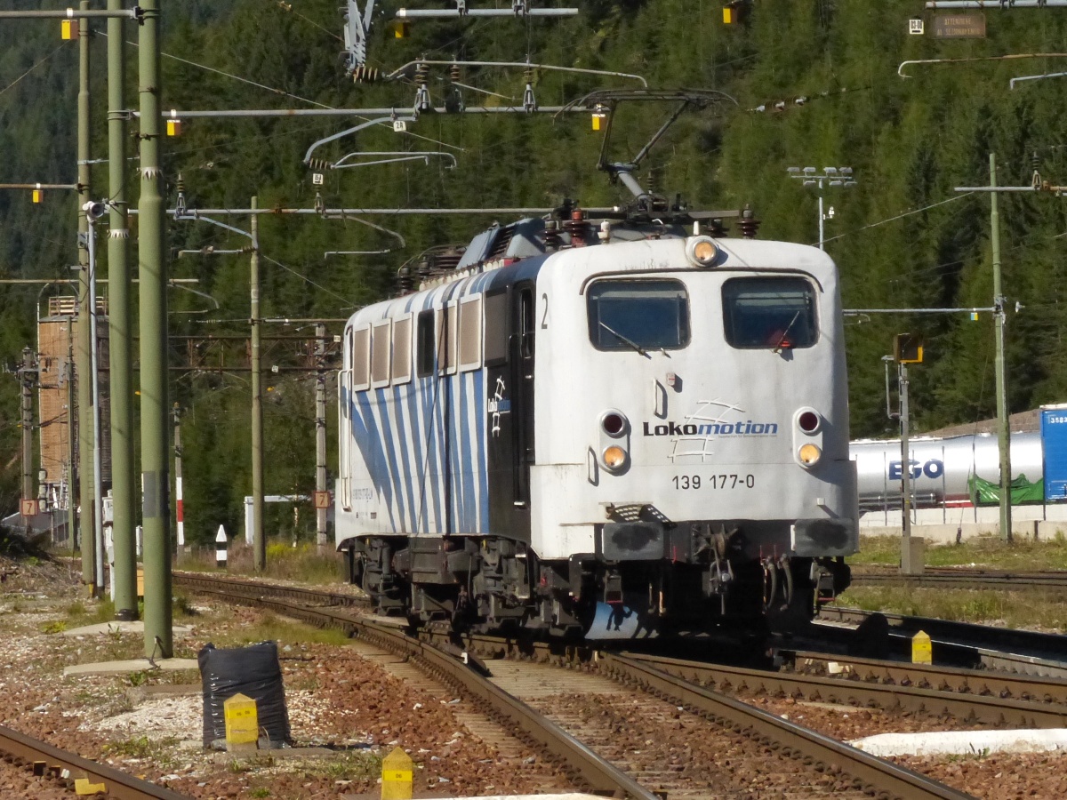 Lokomotion 139 077-0 (NVR: 91 80 6139 077-0 D-LM)am 09.10.2015 LZ im Bahnhof Brenner
unterwegs...<P>
Weitere Bilder zum Thema Bahnfotografie gibt es auf meiner Site unter:<br> 
<a href= http://www.ralf-bueker.de/Ralf's Eisenbahnbilder.htm target= _blank >Ralf's Eisenbahnbilder