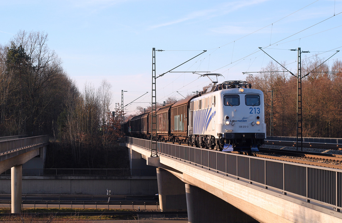Lokomotion 139 213 wurde am 7. Dezember 2016 im Bereich Vaterstetten in Höhe der A 99 fotografiert.