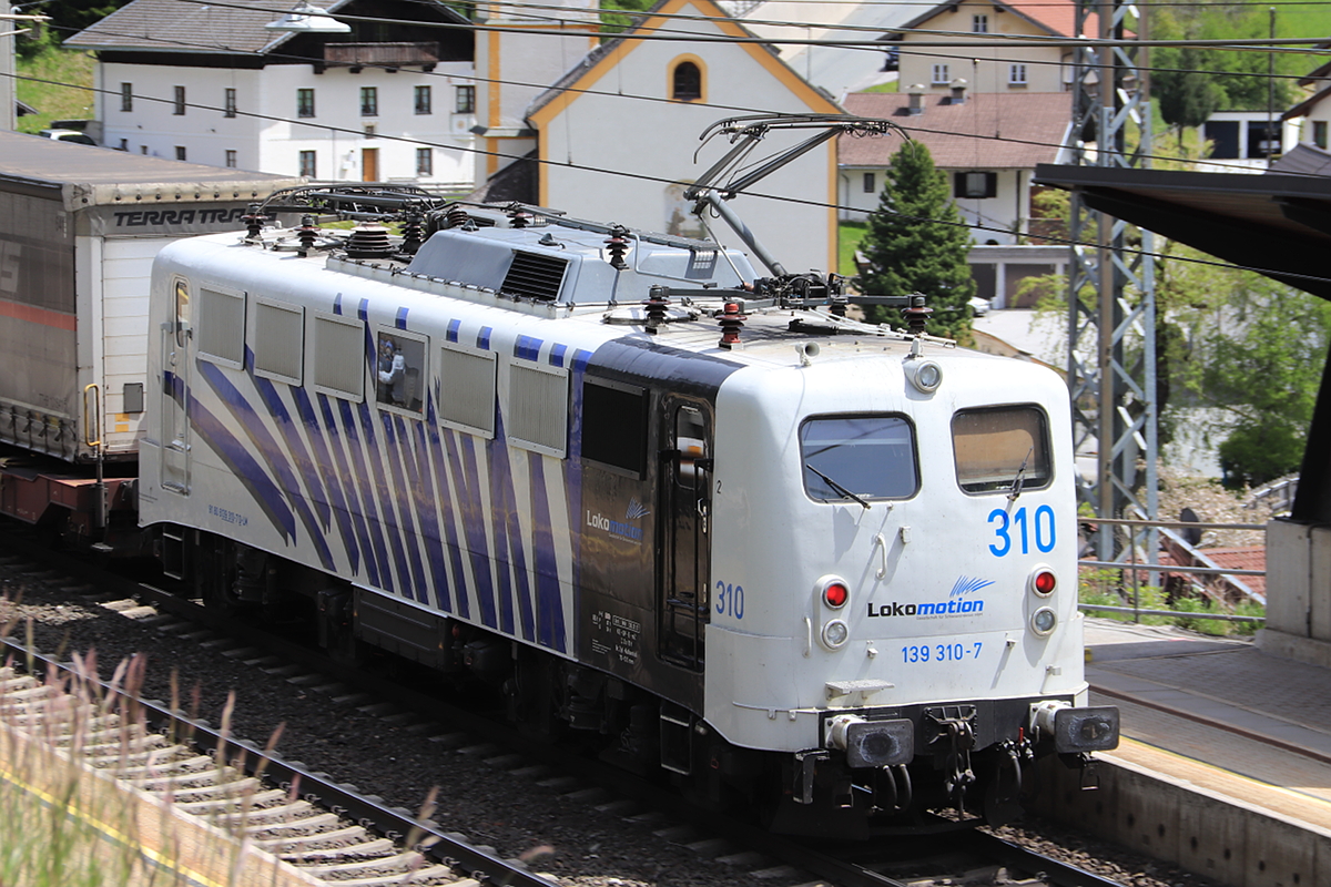 Lokomotion 139 310-7 als Schubhilfe bis zum Bahnhof Brenner am Zugschluss eines KLV Zuges nach Italien. Aufgenommen am 28.05.2021 in St. Jodok