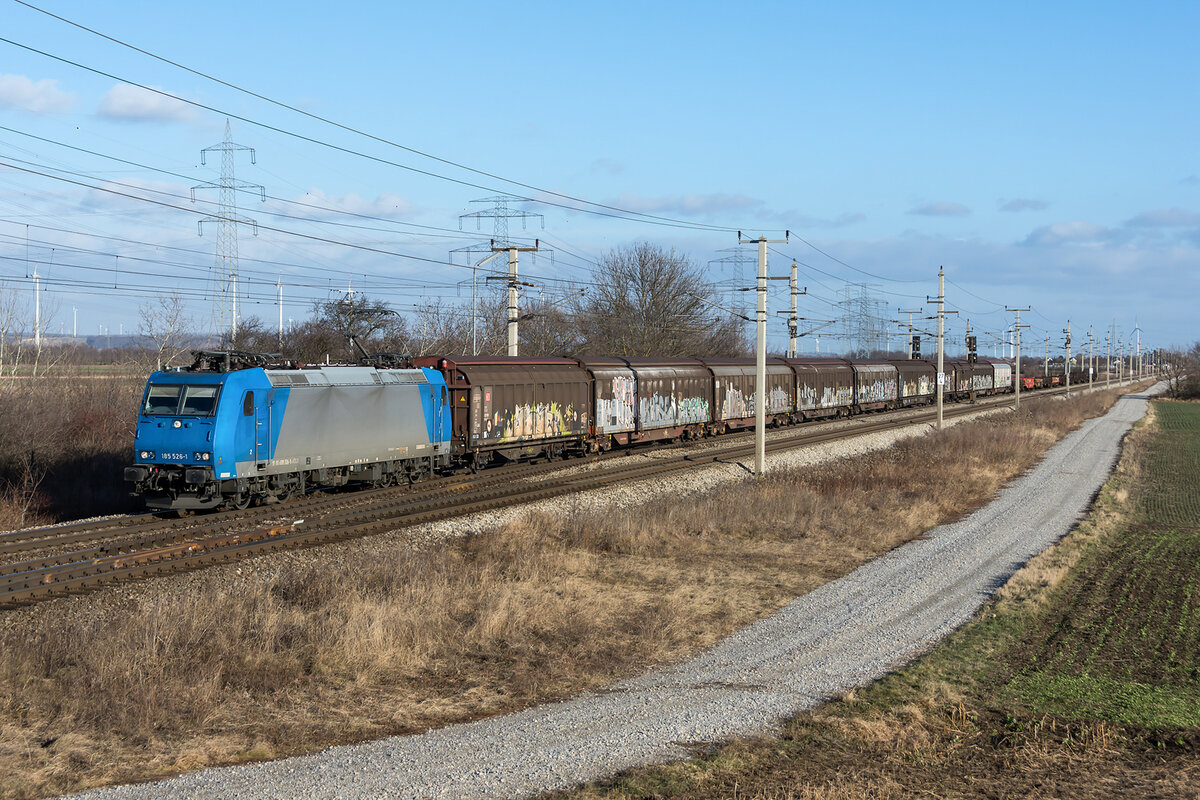 Lokomotion 185 526 mit dem GAG 46660 kurz vor Götzendorf, am 18.01.2022.