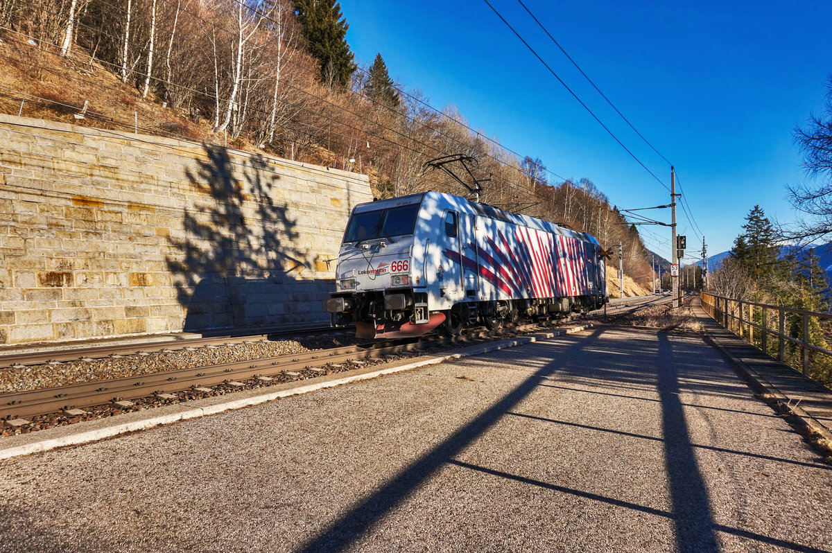 Lokomotion 185 666-5 ist nach getaner Schubhilfe wieder talwärts unterwegs.
Aufgenommen am 15.2.2017, beim Ochenigtunnel, bei Obervellach.